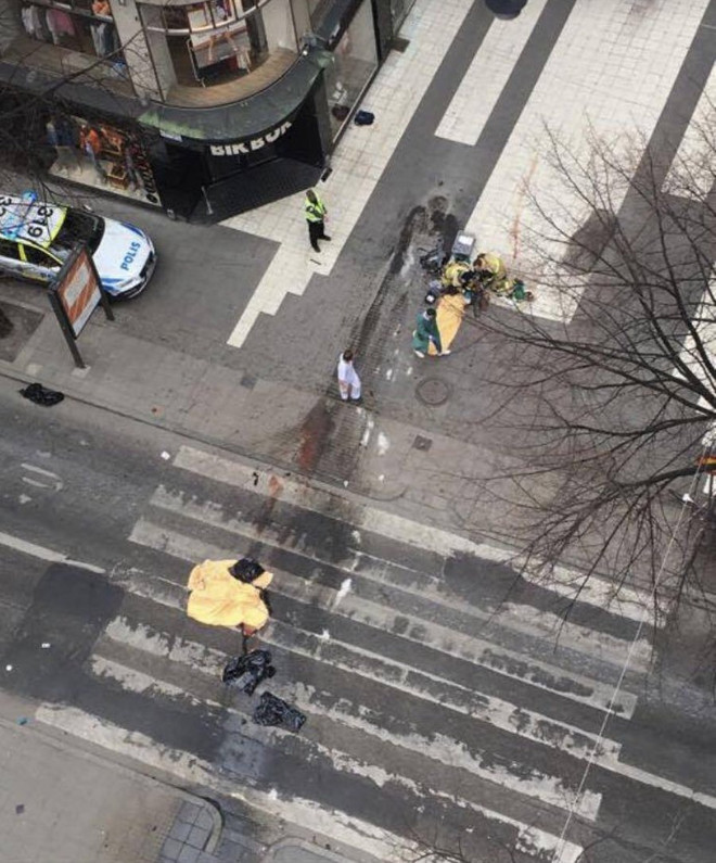 Hiện trường kinh hoàng vụ xe tải lao vào đám đông ở Thụy Điển ảnh 8