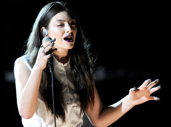 Lorde trình diễn tại lễ trao giải Grammy lần thứ 56 (Nguồn: Getty) "Royals" của Lorde đoạt Grammy Ca khúc của năm ảnh 1