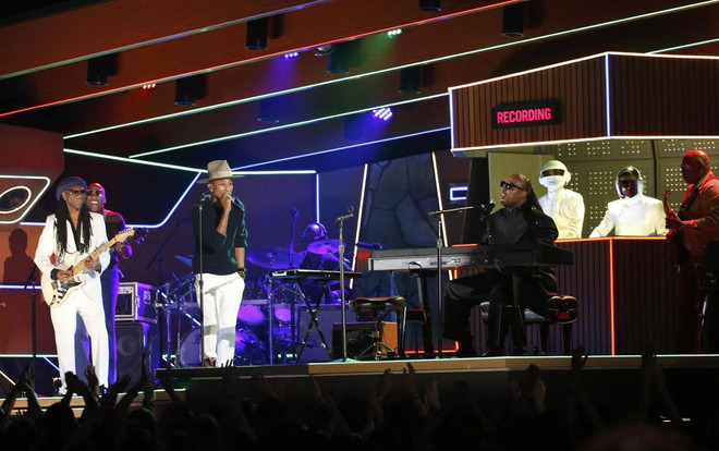 Huyền thoại Steve Wonder trình diễn Get Lucky trên sân khấu Grammy cùng nhóm Daft Punk (Nguồn: AP) Daft Punk và Lorde đại thắng ở giải Grammy 2014 ảnh 2