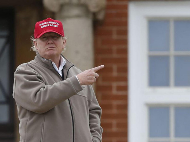 Ông Donald Trump trên sân golf do ông sở hữu ở Scotland (Nguồn: Reuters) Ứng viên Tổng thống Mỹ Trump lên tiếng về cuộc trưng cầu Brexit ảnh 1