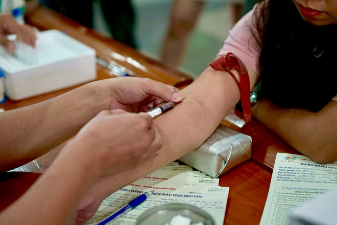 Cựu học sinh Hà Nội tham gia hiến máu, truyền thông điệp đẹp dịp 10/10 ảnh 3