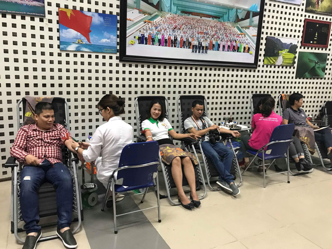 Cựu học sinh Hà Nội tham gia hiến máu, truyền thông điệp đẹp dịp 10/10 ảnh 2