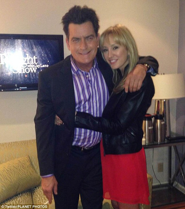 Tài tử Charlie Sheen cầu hôn nữ diễn viên phim khiêu dâm ảnh 1