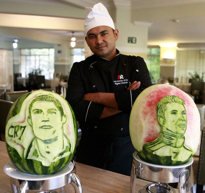 [Photo] Dưa hấu World Cup có hình Messi, Ronaldo và Neymar ảnh 1