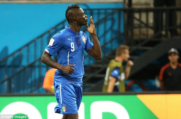 Balotelli hứa giải cứu tuyển Anh nếu được Nữ hoàng hôn lên má ảnh 1