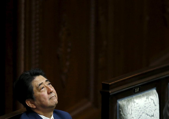 Nhật Bản: Tỷ lệ ủng hộ Thủ tướng Abe giảm mạnh vì các dự luật an ninh ảnh 1