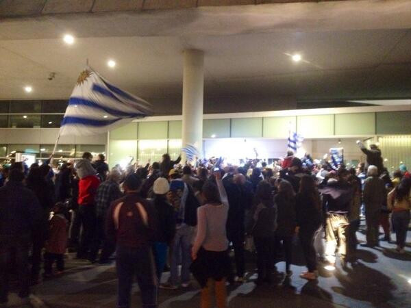 Luis Suarez vẫn được CĐV Uruguay chào đón như người hùng ảnh 1