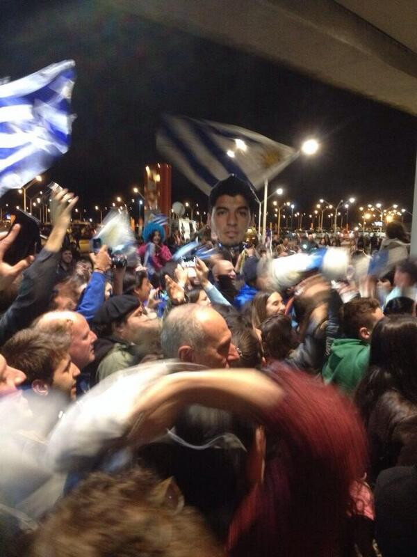 Luis Suarez vẫn được CĐV Uruguay chào đón như người hùng ảnh 2