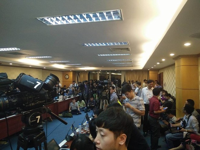 [Photo] Nóng bỏng cuôc họp báo về vụ cá chết ở Biển Miền Trung ảnh 11