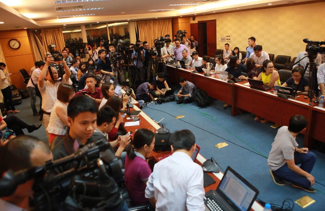 [Photo] Nóng bỏng cuôc họp báo về vụ cá chết ở Biển Miền Trung ảnh 9