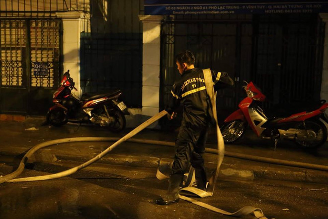 Hà Nội: Cháy kho chứa đồ công ty May Nhà Bè trên phố Lạc Trung ảnh 2