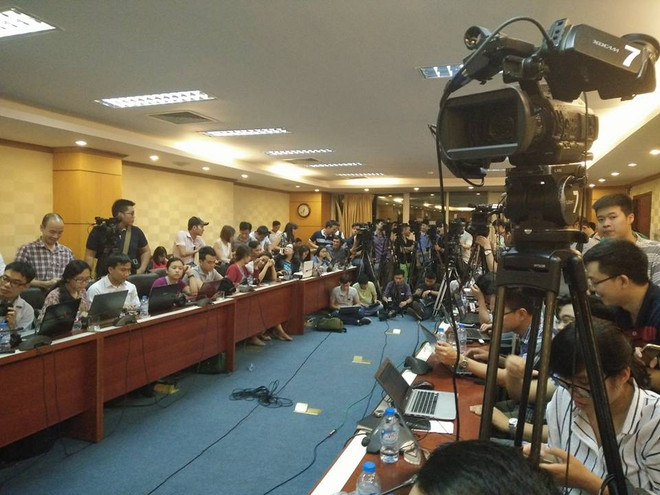 [Photo] Nóng bỏng cuôc họp báo về vụ cá chết ở Biển Miền Trung ảnh 12