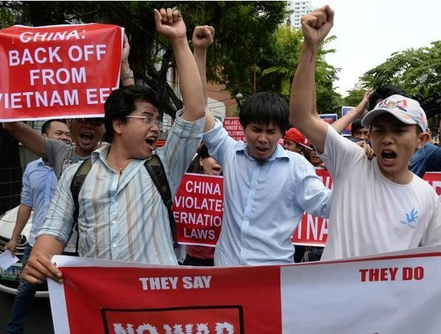 Rất nhiều bạn trẻ đã tham gia cuộc tuần hành ở Manila ngày 16/5 (Nguồn: AFP) Chùm ảnh Philippines-Việt Nam đoàn kết phản đối Trung Quốc ảnh 1