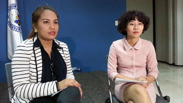 Chị Janicee Buco (trái) và Amber Lee (phải), đại diện của Hiệp hội Việt Nam-Philippines kêu gọi ASEAN đoàn kết phản đối Trung Quốc (Nguồn: Inquirer) Chùm ảnh Philippines-Việt Nam đoàn kết phản đối Trung Quốc ảnh 4