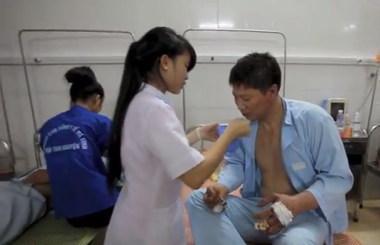 Hình ảnh trong đoạn video cho thấy các tình nguyện viên đang chăm sóc tận tình cho các công nhân nước ngoài. Clip tình nguyện viên chăm sóc lao động nước ngoài ở Hà Tĩnh ảnh 1