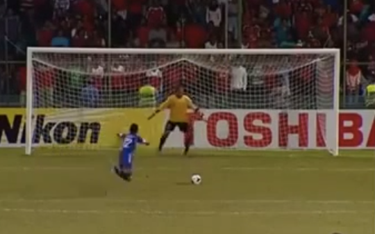 [Video] Quả đá penalty hài hước nhất trong lịch sử bóng đá ảnh 1