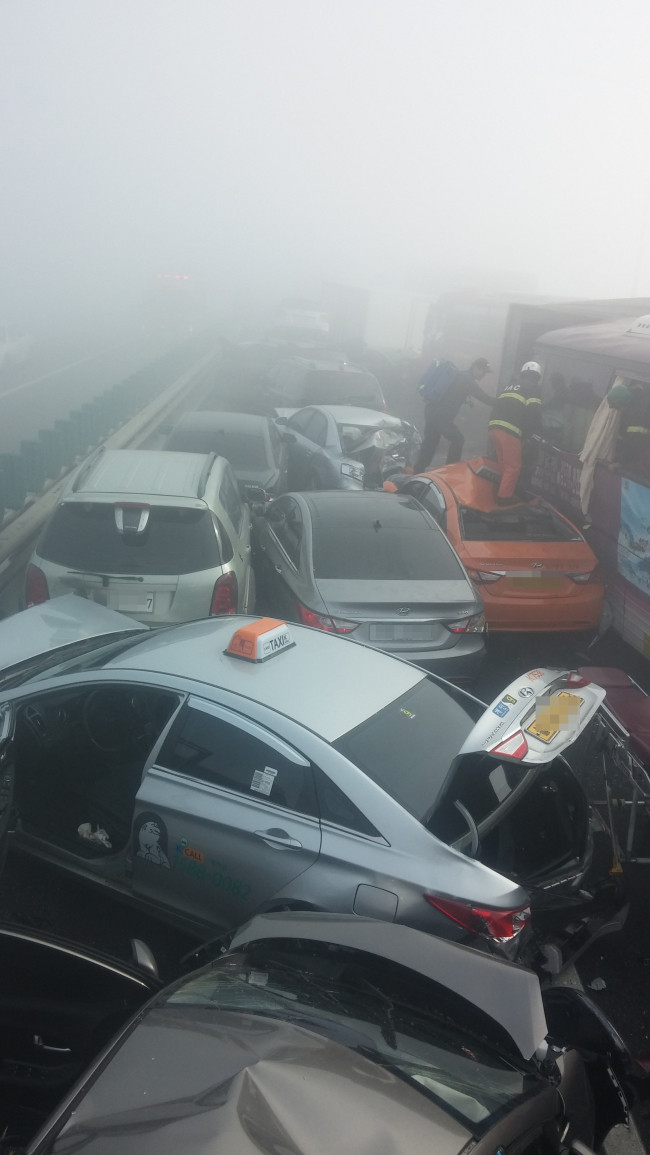 Hàn Quốc: 100 xe đâm liên hoàn, hàng chục người thương vong ảnh 1