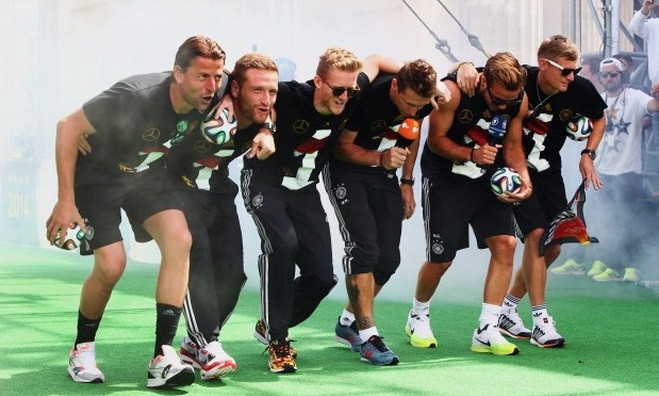 Các cầu thủ Đức trong đó có Goetze, Klose, Kroos, Schurrle đi khom lưng chế nhạo người Argentina (Nguồn: Continental) Màn ăn mừng của cầu thủ Đức bị ví là “bọn phátxít ghê tởm” ảnh 1