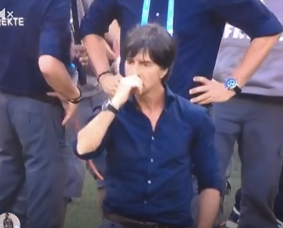Joachim Loew cậy mũi trước khi bắt tay Cristiano Ronaldo ảnh 1
