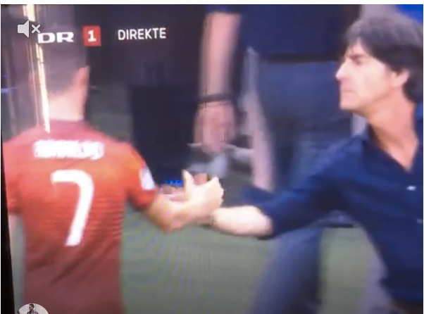 Joachim Loew cậy mũi trước khi bắt tay Cristiano Ronaldo ảnh 2