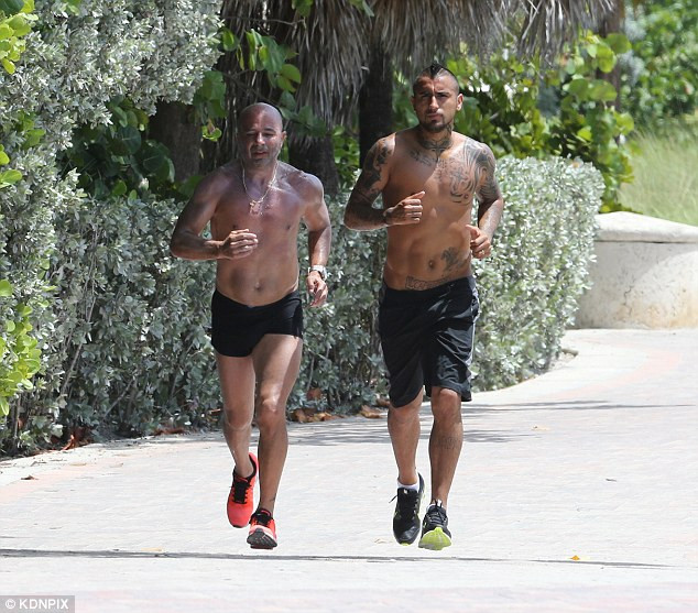 Mua Vidal, bán Goetze, Mueller, Pep Guardiola đang giết Bayern? ảnh 1