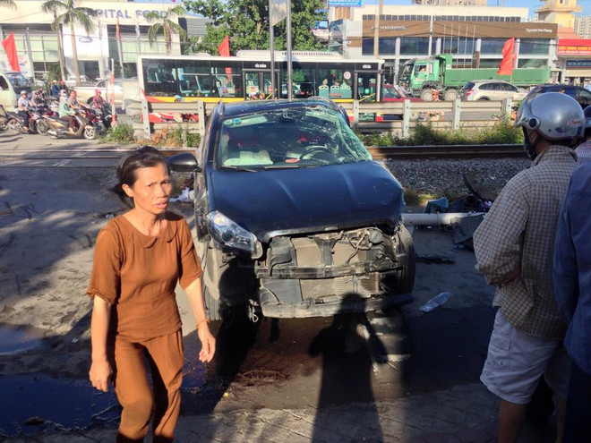 Tàu hỏa đâm ôtô ngay trước cổng chùa, 6 người thương vong ảnh 1