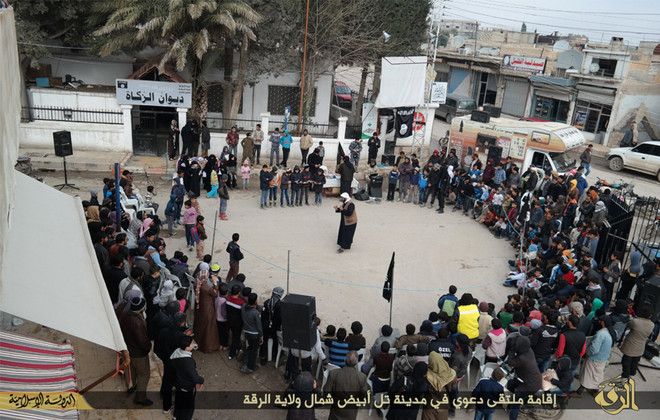 IS tổ chức một buổi tuyên truyền trên phố ở Iraq (Nguồn: AP) Đao phủ IS dạy trẻ em hành quyết bằng cách chặt đầu búp bê ảnh 1