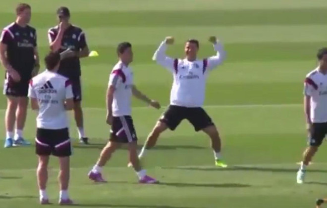 Ronaldo ăn mừng như "phát điên" khi xỏ háng Rodriguez ảnh 1