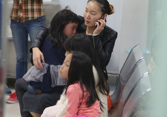 Các em nhỏ không khỏi bàng hoàng sau vụ giẫm đạp (Nguồn: AGP/Getty) Giẫm đạp tại trường tiểu học Trung Quốc, hơn 30 em thương vong ảnh 1