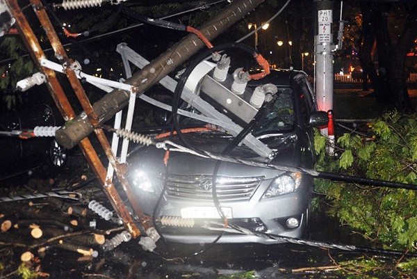 TP. Hồ Chí Minh: Mưa to gió lớn kéo đổ trụ điện, đè lên 7 chiếc ôtô ảnh 1
