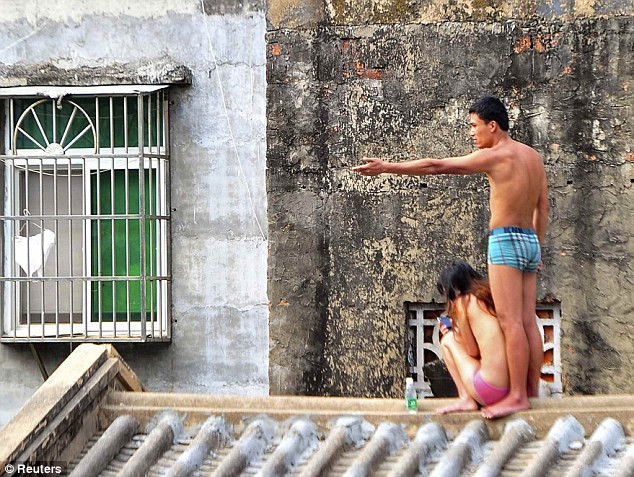 Người đàn ông này còn lột trần cô gái để cô xấu hổ với hàng xóm (Nguồn: DM) Giải cứu cô gái bị bạn trai kề dao vào cổ bắt lên mái nhà ảnh 3