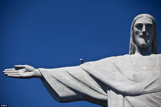Tượng nằm trên đỉnh núi Corcovado, thuộc rừng quốc gia Tijuca, là công trình biểu tượng không chỉ của Rio mà cả Brazil Tượng Chúa ở Rio được trùng tu sau khi bị sét đánh trúng ảnh 5