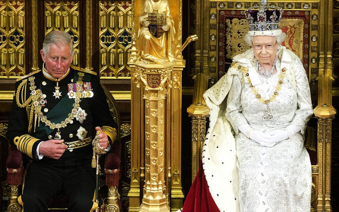 Thái tử Charles thay Nữ hoàng Elizabeth khai mạc kỳ họp quốc hội Anh (Nguồn: AFP) Rộ tin đồn Nữ hoàng Anh sắp nhường ngôi cho Thái tử ảnh 1