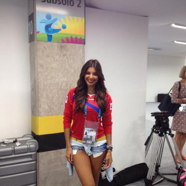 Nữ phóng viên xinh đẹp của Costa Rica gây sốt tại World Cup ảnh 4