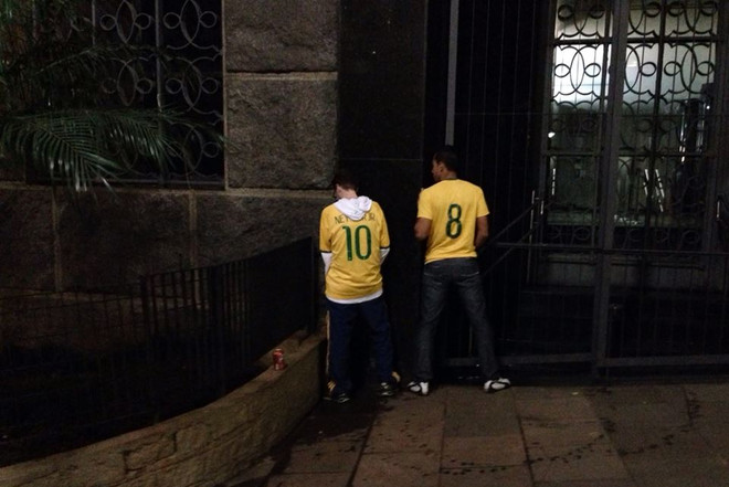 Thư Brazil: CĐV Nhật Bản nhặt rác, còn fan Brazil thì... tè bậy ảnh 1
