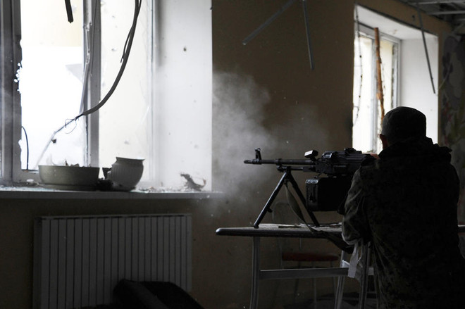 Một tay súng thuộc lực lượng ly khai ở khu vực Donetsk (Nguồn: AFP) Ukraine: Giao tranh vẫn ác liệt, hai binh sĩ Kiev thiệt mạng ảnh 1
