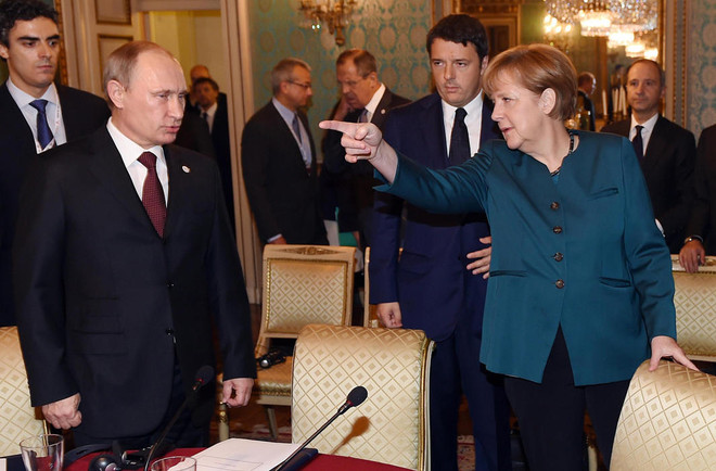 Tổng thống Nga Vladimir Putin và Thủ tướng Đức Angela Merkel tại buổi hội đàm cùng Tổng thống Ukraine Petro Poroshenko ở Milan (Nguồn: Getty) Putin: Phương Tây phải giúp Ukraine mua khí đốt cho mùa Đông ảnh 1
