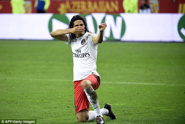 Các danh thủ ăn mừng kiểu bắn súng, không ai bị phạt như Cavani ảnh 1