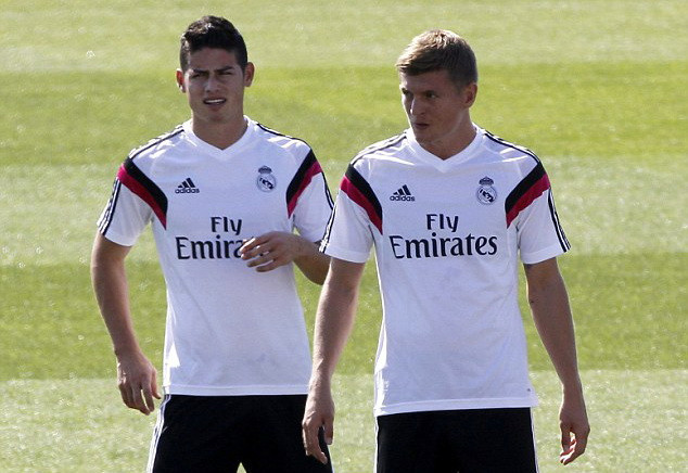 Toni Kroos khiến Cristiano Ronaldo phát cáu trong trò "bóng ma" ảnh 1