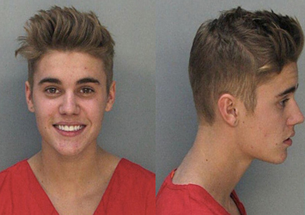 Justin Bieber vẫn cười tươi khi chụp hình lưu hồ sơ cảnh sát (Nguồn: Sở cảnh sát Miami) Nghi vấn Justin Bieber đã bị "phê thuốc' khi bị bắt ảnh 1