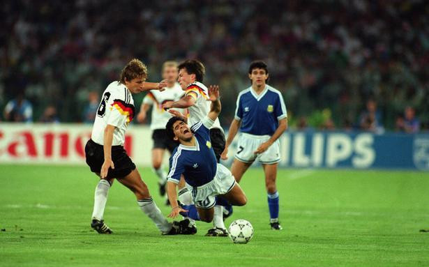 1990: Đây là giải đấu có tỷ lệ bàn thắng thấp nhất trong lịch sử. Đó là?