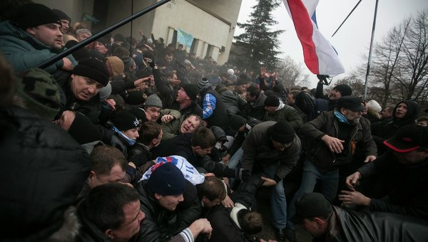 Ukraine: Các tay súng cầm cờ Nga chiếm sân bay Crimea ảnh 1