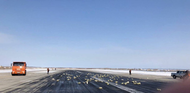 Nga: Cửa máy bay hỏng, vàng thỏi rơi la liệt trên đường băng ảnh 1