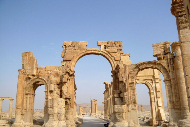 Bị Nga không kích, IS vẫn đánh sập khải hoàn môn tại Palmyra ảnh 1