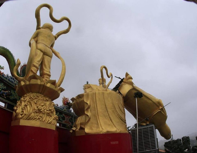 Siêu bão Soudelor quật đổ tượng Phật Bà Quan Âm ở Đài Loan ảnh 1