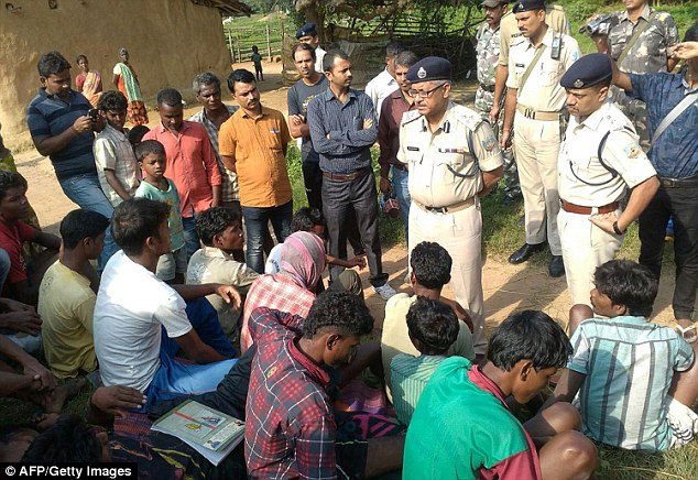 Đau lòng khi chứng kiến cảnh dân làng đánh chết 5 "phù thủy" ảnh 2