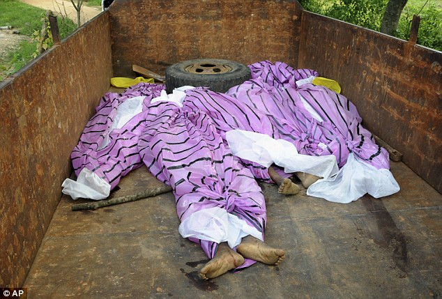 Đau lòng khi chứng kiến cảnh dân làng đánh chết 5 "phù thủy" ảnh 1