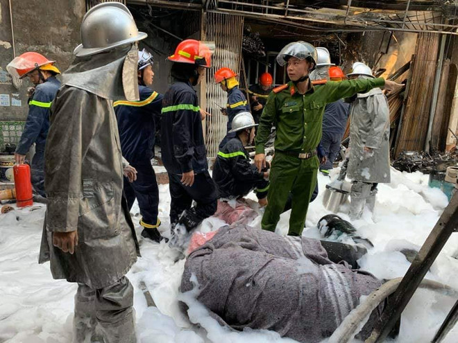 Lực lượng cứu hỏa đã tiến hành nhiều biện pháp kịp thời để khống chế đám cháy (Ảnh: Sơn Bách/Vietnam+) Hà Nội: Nổ bình gas gây cháy lớn tại ngõ Bùi Ngọc Dương ảnh 2