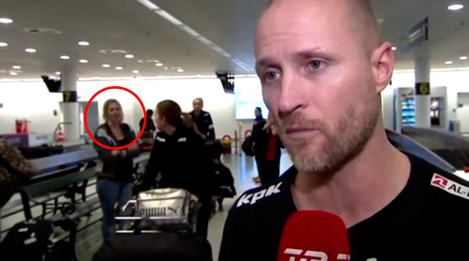 Internet dậy sóng vì cô gái biến mất bí ẩn trong video thời sự ảnh 1