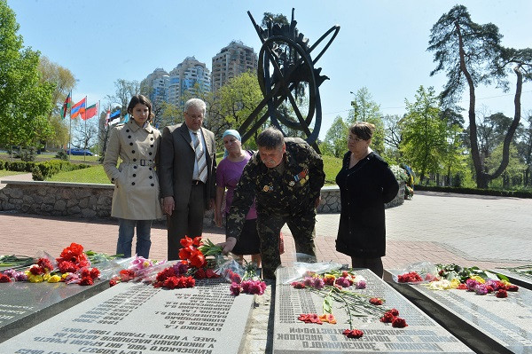[Photo] Tưởng niệm các nạn nhân của thảm họa Chernobyl ảnh 1